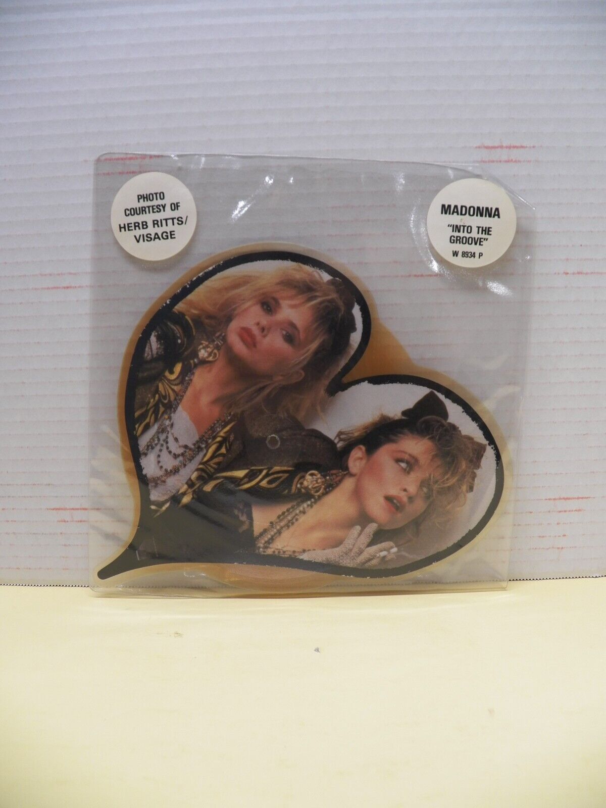 7" Shaped Pic. Disc Single VG++/EX Madonna Into The Groove 1985 Sire UK Import 7" Shaped Pic. Disc Single VG++/EX Madonna Into The Groove 1985 Sire UK Import
