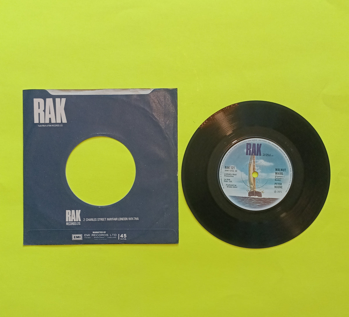 Peter Noone - Walnut Whirl (UK 7") - 1971 - RAK 121 Used - VG++ - Vinyl Peter Noone - Walnut Whirl (UK 7") - 1971 - RAK 121 Used - VG++ - Vinyl