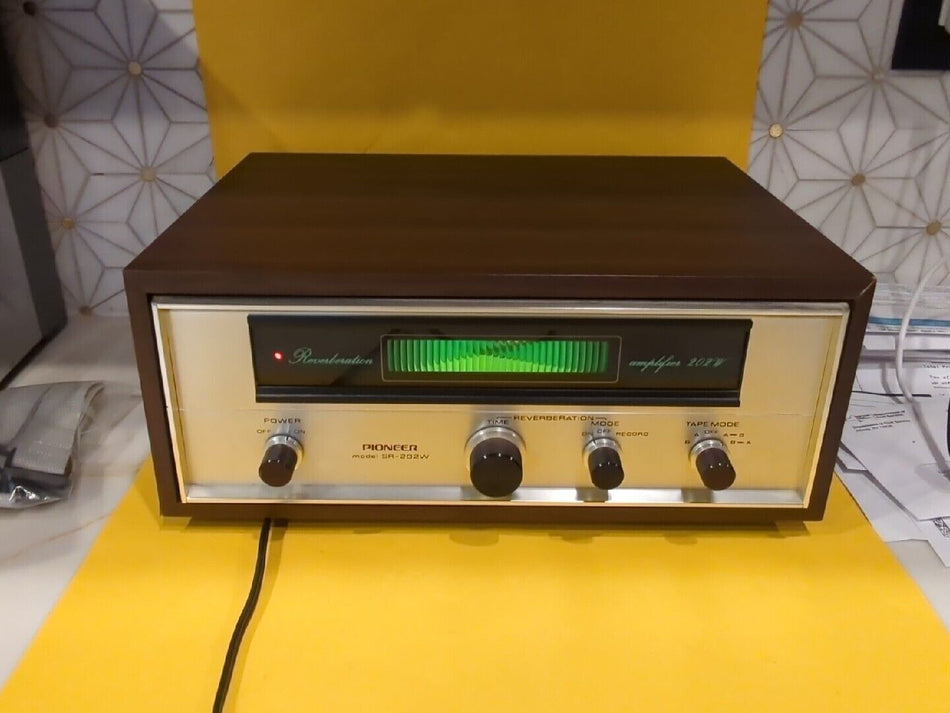 Pioneer Model SR-202w In Beautiful Mint Condition Lights Up.